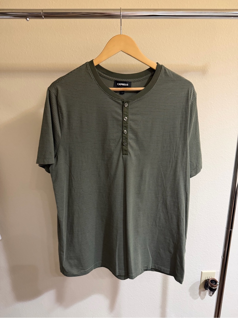 Express Men’s L Olive Green Striped Henley Short Sleeve Shirt